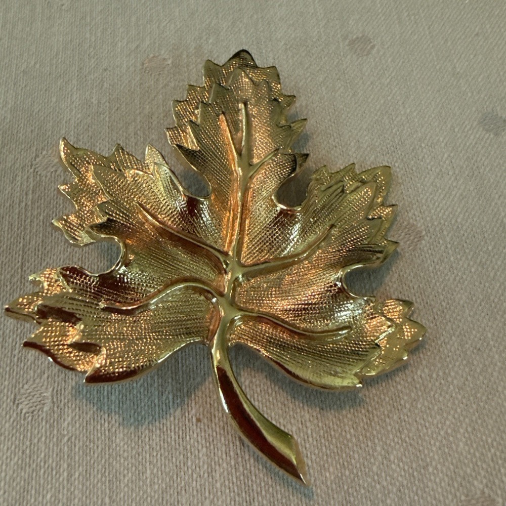 VINTAGE BROOCH GOLD TONE PIN 2.75" MAPLE LEAF FALL